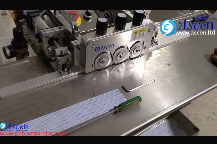<b><b>PCB cutting machine automatic adjust cutting width</b></b>